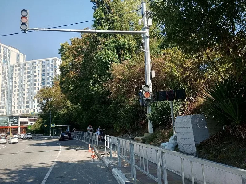 В Сочи ведется установка новых адаптивных светофоров на оживленных участках дорог